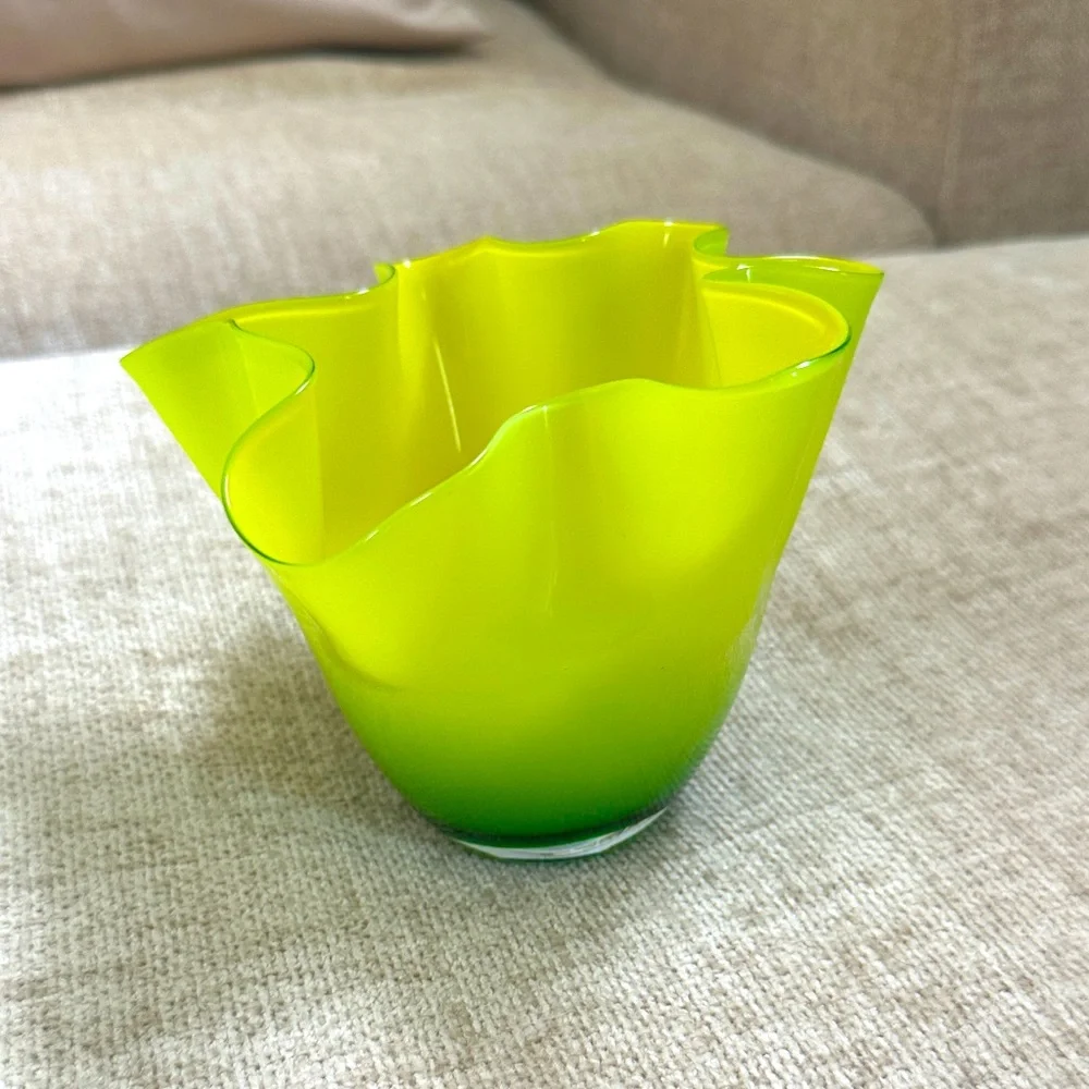 NWOT Gorgeous Designs Vibrant Yellow & Green Ombré Hand Blown Glass Vase